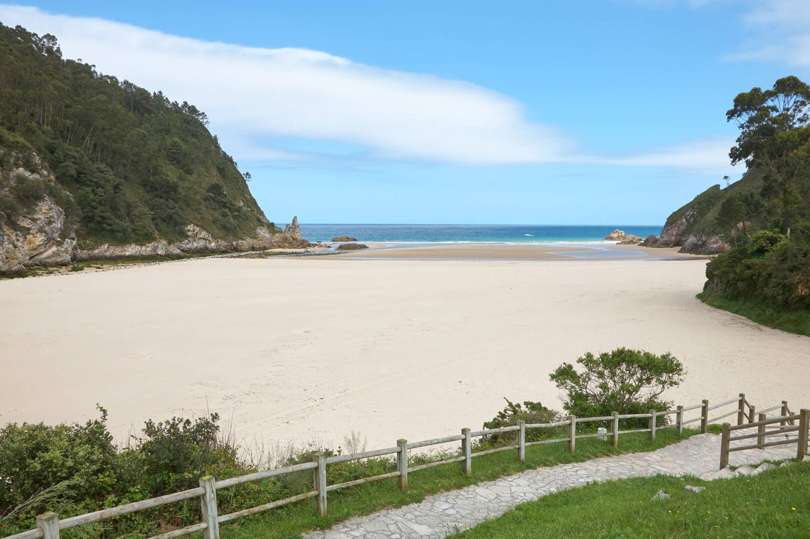 Playa de La Franca con marea baja en Llanes, Asturias