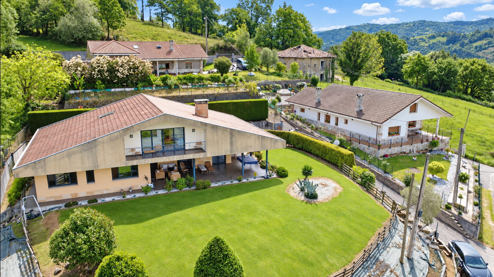Chalet independiente con gran jardín y terrazas en el corazón de Asturias