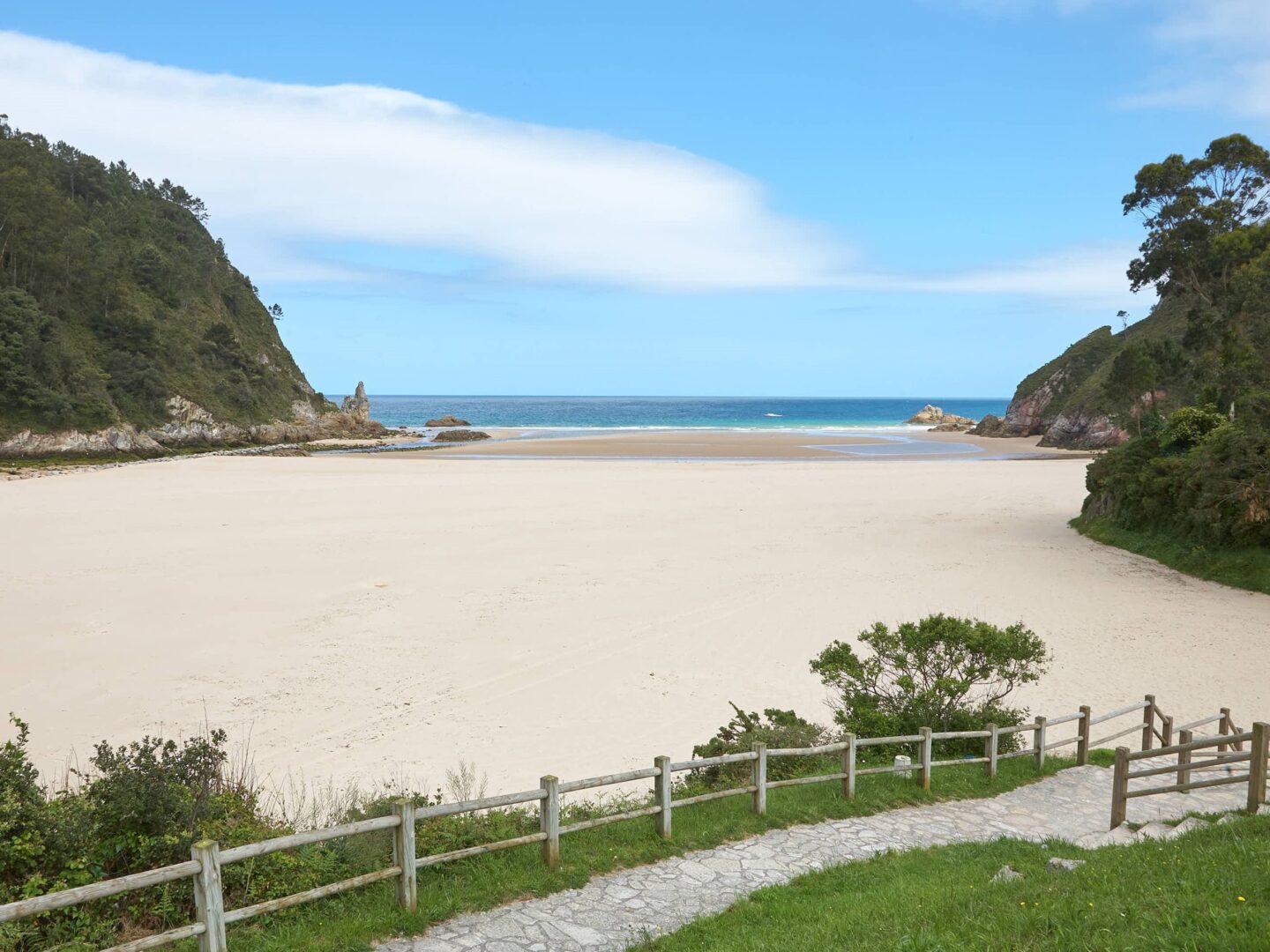 Llanes-playa-La-Franca-marea-baja